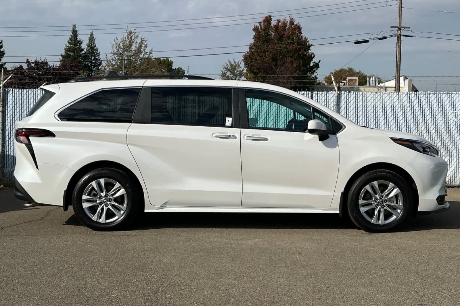 Used 2025 Toyota Sienna XLE w/ XLE Plus Package AWD/4WD image 6