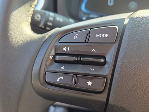 Used 2025 Hyundai Venue SEL image 24