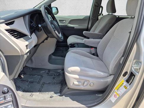 Used 2019 Toyota Sienna LE FWD image 16