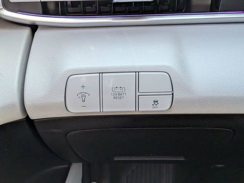 Used 2025 Hyundai Elantra Limited image 18