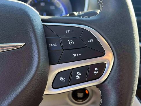 Used 2023 Chrysler Pacifica Touring-L image 22