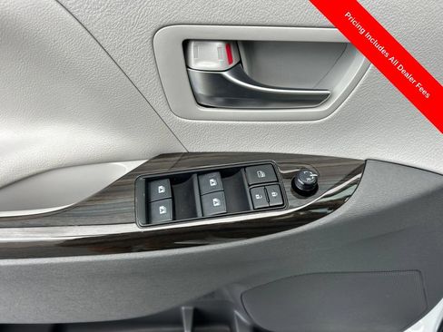 Used 2020 Toyota Sienna XLE Premium AWD/4WD image 6