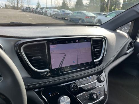 Used 2025 Chrysler Pacifica Limited image 20