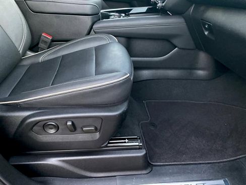 Used 2025 Chevrolet Suburban Premier RWD image 20