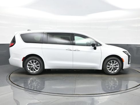 New 2027 Chrysler Pacifica Select AWD/4WD image 10