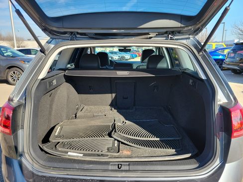 Used 2017 Volkswagen Golf Alltrack S image 9