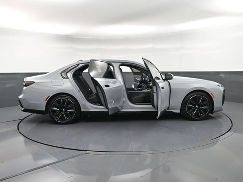 Used 2025 BMW 760i xDrive AWD/4WD image 41