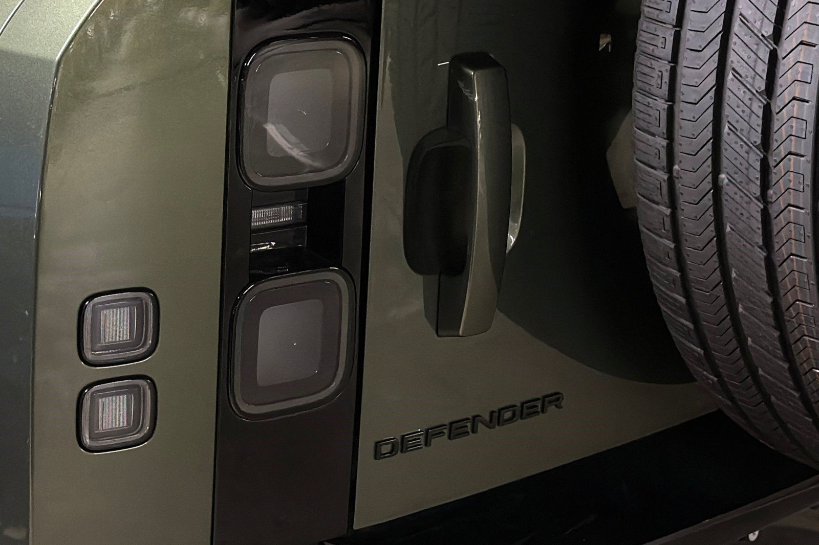 New 2026 Land Rover Defender 110 X-Dynamic SE AWD/4WD image 17