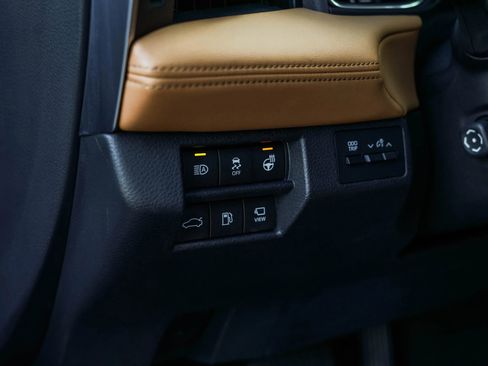 Used 2019 Toyota Avalon Limited image 11