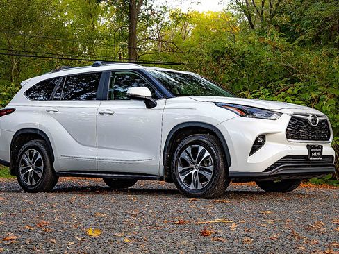 Used 2023 Toyota Highlander AWD image 18