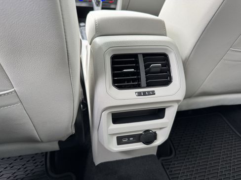 Certified 2023 Volkswagen Tiguan SE FWD image 31