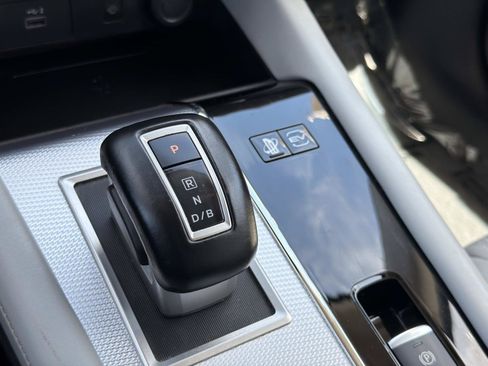Used 2024 Mitsubishi Outlander 4WD Plug-In Hybrid image 26