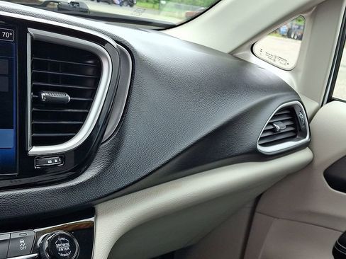 Used 2023 Chrysler Pacifica Touring-L FWD image 27