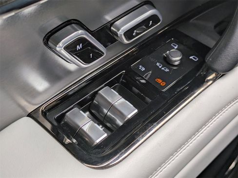 Used 2024 Land Rover Range Rover Sport SE image 27