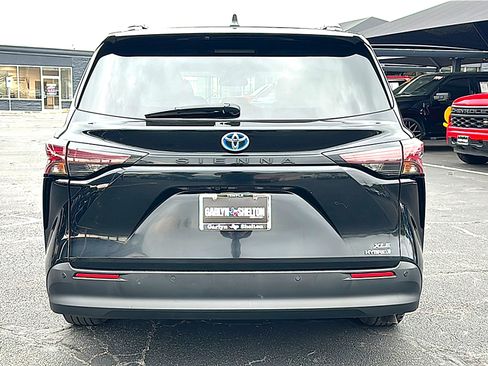 Used 2024 Toyota Sienna XLE image 7