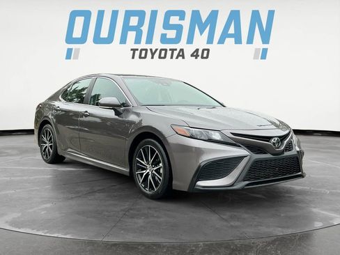 Used 2024 Toyota Camry SE image 1