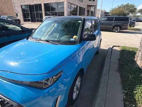 Certified 2023 Kia Soul S FWD image 3