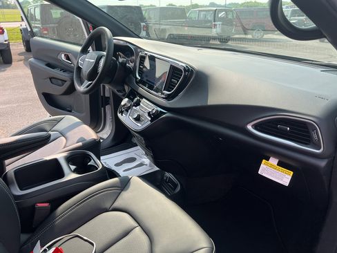 New 2025 Chrysler Voyager LX image 11