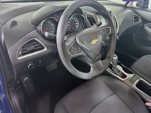Used 2017 Chevrolet Cruze LT w/ Convenience Package FWD image 9