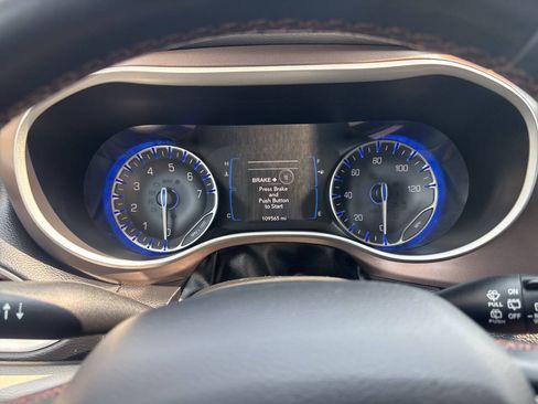 Used 2017 Chrysler Pacifica Touring-L FWD image 31