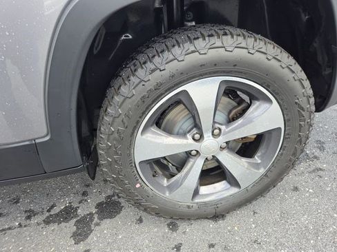 Used 2019 Jeep Cherokee Limited w/ Technology Group image 28