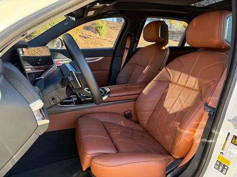 Used 2023 BMW 760i xDrive image 14