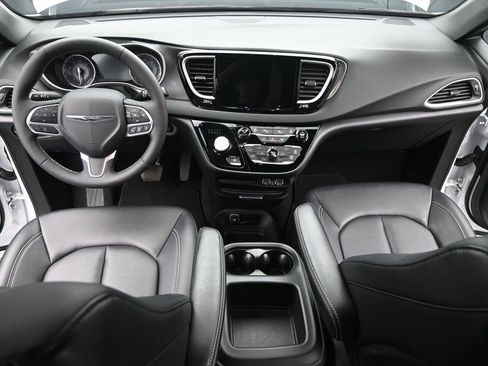 Used 2025 Chrysler Pacifica Select image 23