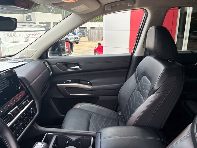 Used 2024 Nissan Pathfinder Platinum FWD image 17