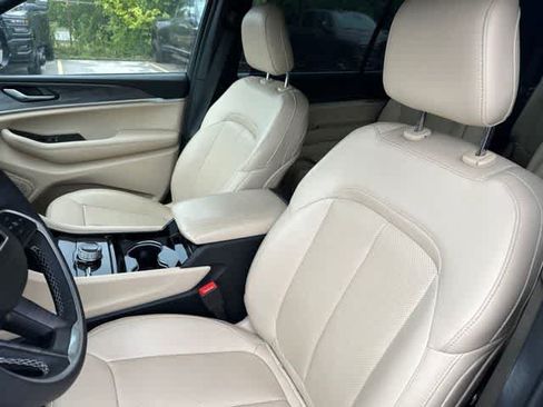 Used 2023 Jeep Grand Cherokee L Limited w/ Luxury Tech Group II AWD/4WD image 4