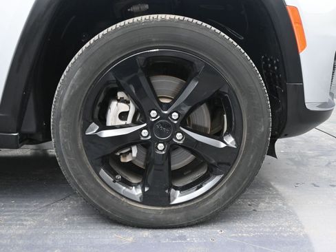 Used 2023 Jeep Grand Cherokee L Laredo AWD/4WD image 38