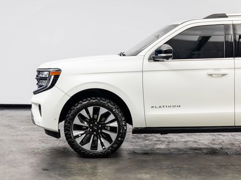 Used 2025 Ford Expedition Platinum w/ Driver's Package AWD/4WD image 10