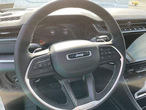 New 2025 Jeep Grand Cherokee Altitude image 18