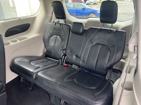 Used 2022 Chrysler Pacifica Touring-L FWD image 20