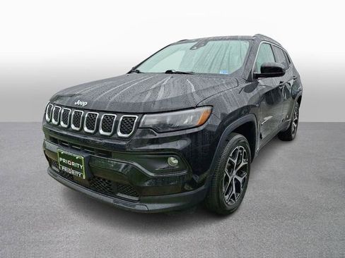 Used 2024 Jeep Compass Latitude AWD/4WD image 1