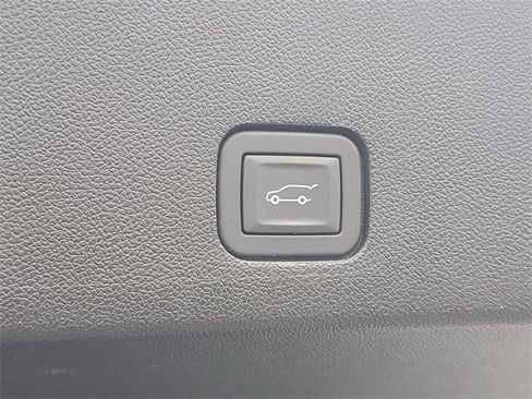 Certified 2025 Cadillac XT6 Luxury image 10