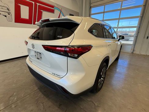 Used 2020 Toyota Highlander XLE image 4