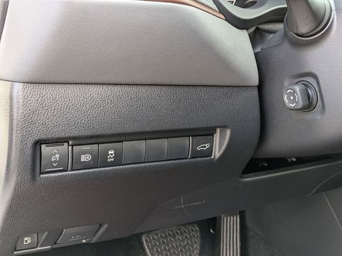 Certified 2024 Toyota Venza XLE AWD/4WD image 16