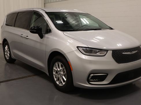 Used 2024 Chrysler Pacifica Touring-L FWD image 2