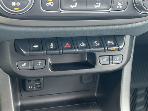 Used 2022 Chevrolet Colorado Z71 image 30