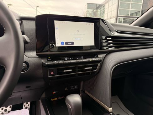 Used 2025 Toyota Camry SE image 43