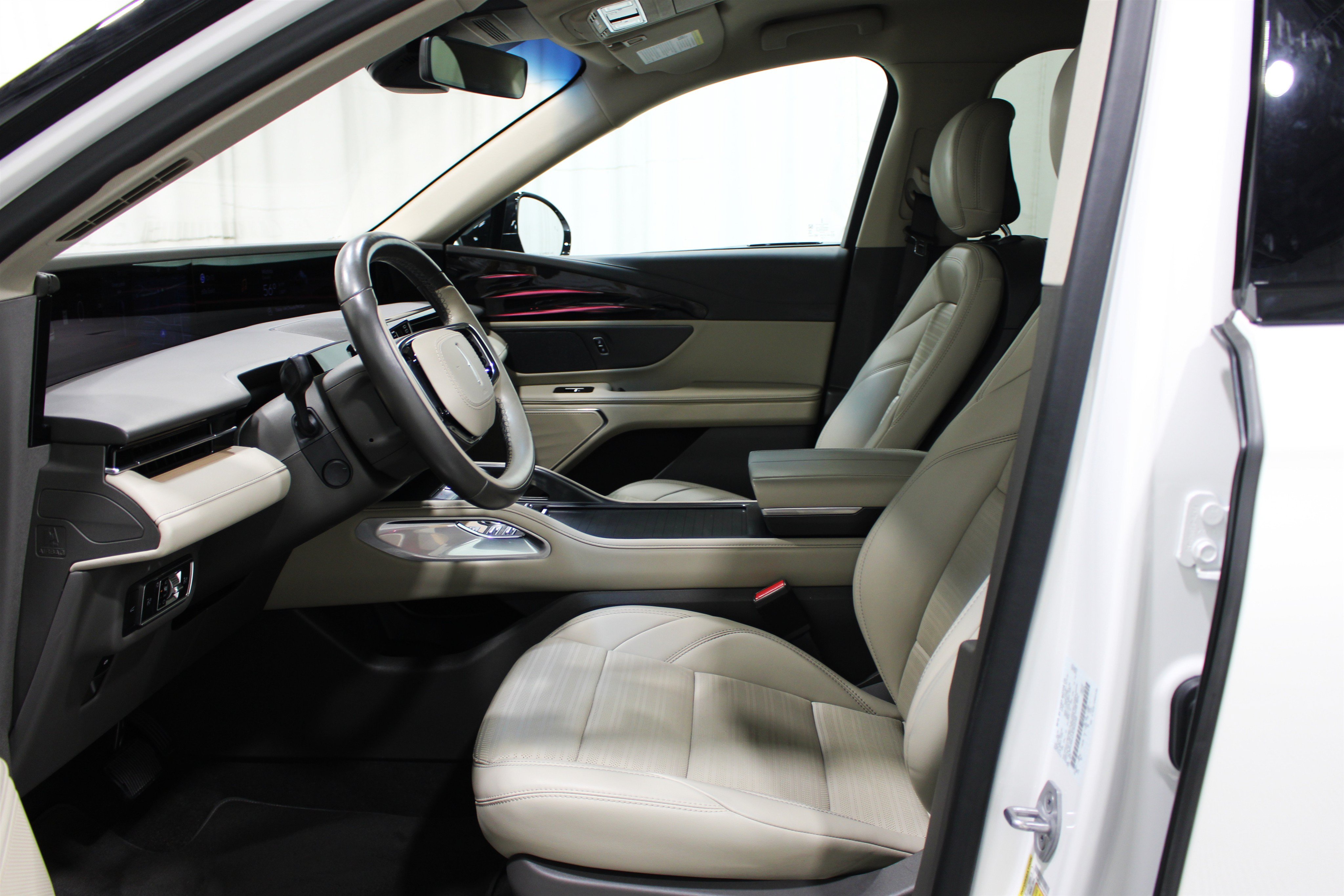 Used 2024 Lincoln Nautilus Reserve AWD/4WD image 3