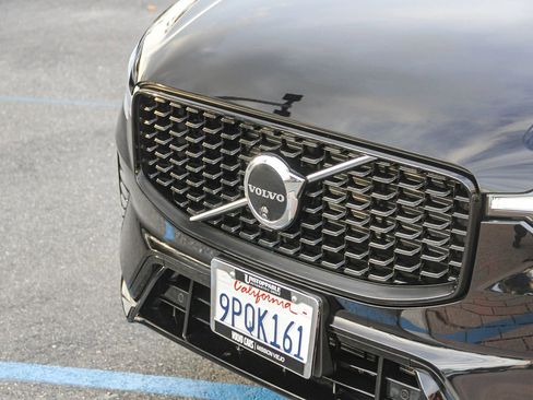 Used 2025 Volvo XC60 B5 Plus image 12