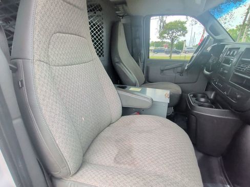 Used 2018 Chevrolet Express 2500 w/ Driver Convenience Package RWD image 19