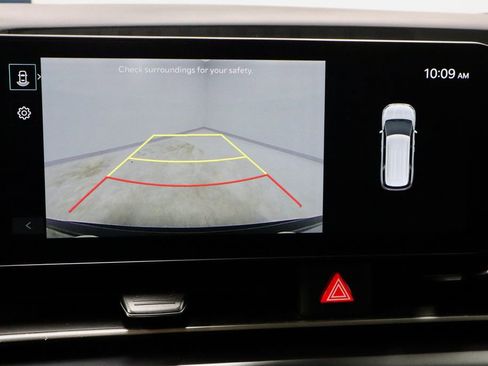 Used 2025 Kia Carnival image 2