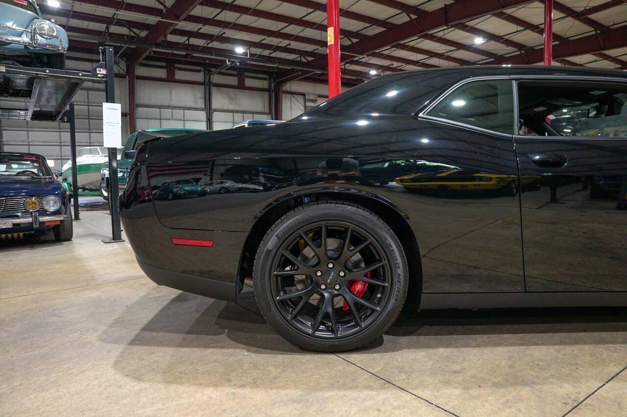 Used 2016 Dodge Challenger SRT Hellcat RWD image 9