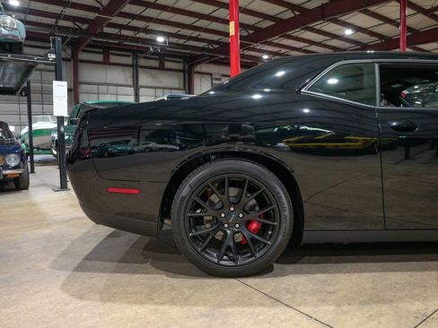 Used 2016 Dodge Challenger SRT Hellcat RWD image 9