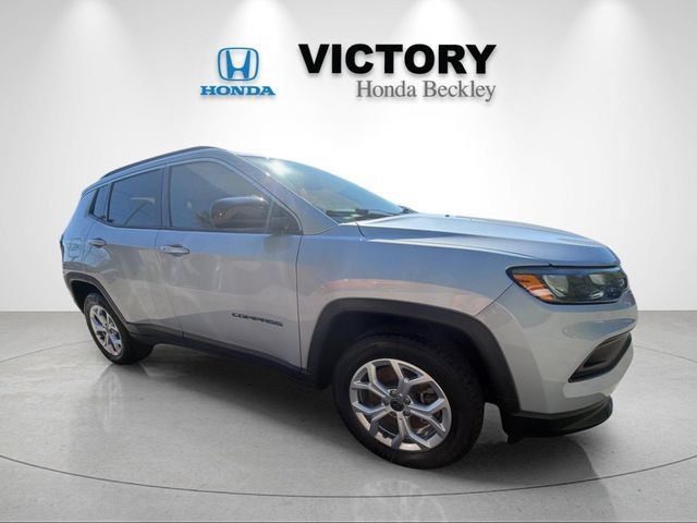Used 2025 Jeep Compass Latitude AWD/4WD image 7