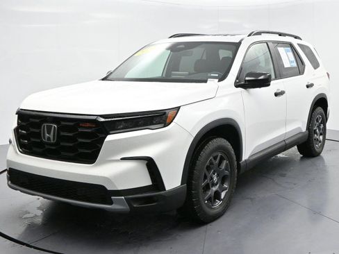 Used 2024 Honda Pilot TrailSport image 3