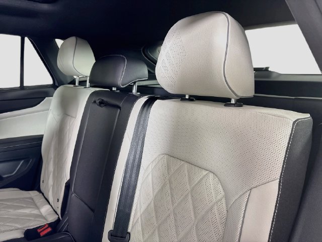 Certified 2026 Volkswagen Atlas Cross Sport SEL Premium R-Line AWD/4WD image 29