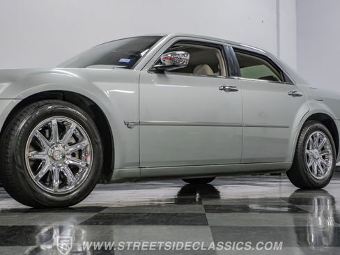 Used 2005 Chrysler 300 C w/ Navigation & Sound Group II RWD image 22